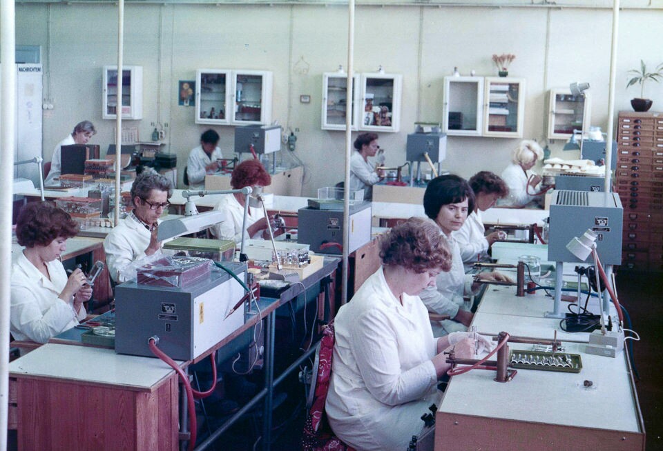 Mitarbeiter beim Systemaufbau in der Fotoelektronik des WF, Foto © Kurt Schwarz, 1970er Jahre. (Kurt Schwarz CC BY-NC-SA)