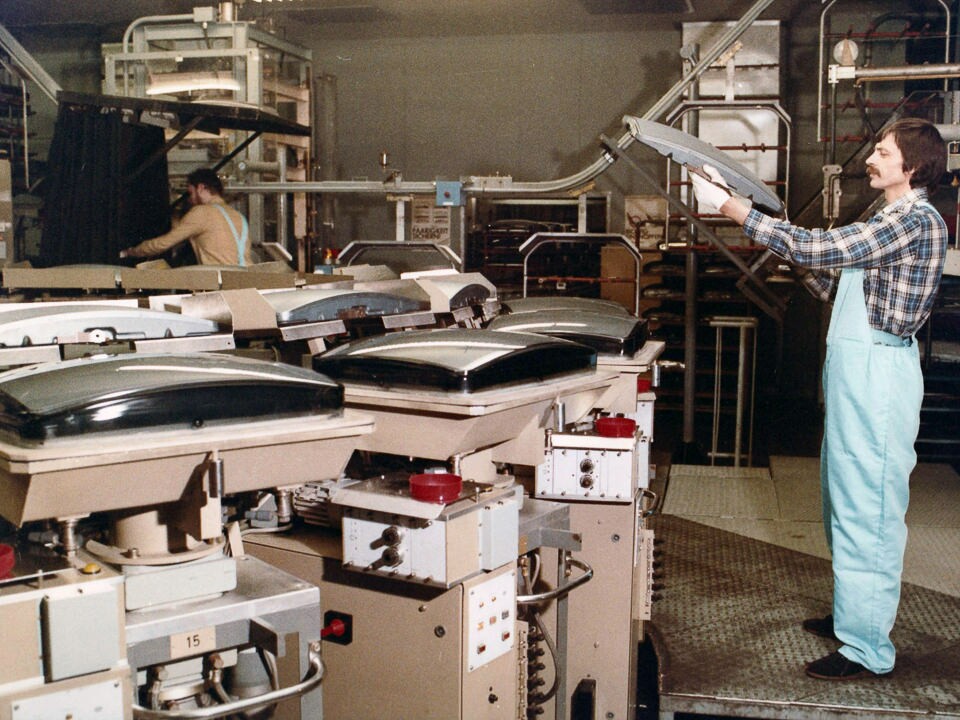 Mitarbeiter in der Bildröhrenproduktion beim Überprüfen einer Bildschirmscheibe im WF, Foto © Kurt Schwarz, ca. 1988. (Kurt Schwarz CC BY-NC-SA)