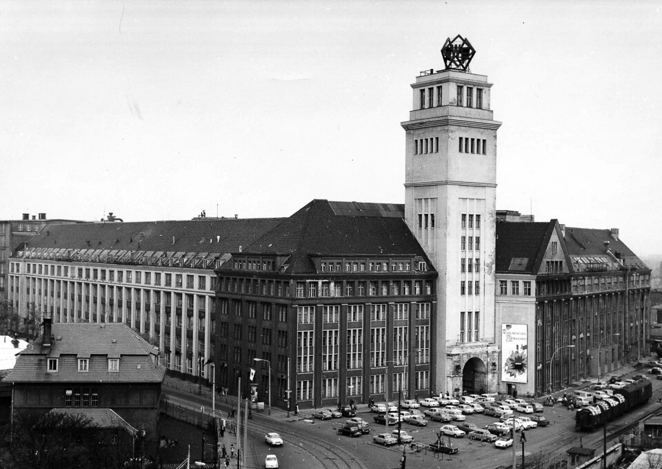 Ansicht des Hauptgebäudes des WF, Foto © Kurt Schwarz, erschienen in der Beriebszeitung "WF-Sender" Nr. 25/1979, 4. Juniausgabe, S. 3. (Kurt Schwarz CC BY-NC-SA)