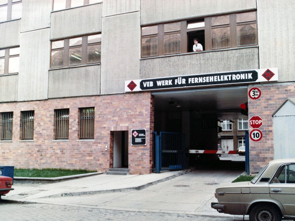 Einfahrt zum externen Werkteil "Sonderfertigung" des Werks für Fernsehelektronik, Borkumstr. 2 in Berlin-Pankow, Foto © Kurt Schwarz, 1989 (Kurt Schwarz CC BY-NC-SA)