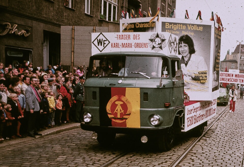 Umzugswagen des WF im Jahr 1974, vermutlich zur 1. Mai-Demonstration. Farbfoto © Kurt Schwarz (Kurt Schwarz CC BY-NC-SA)
