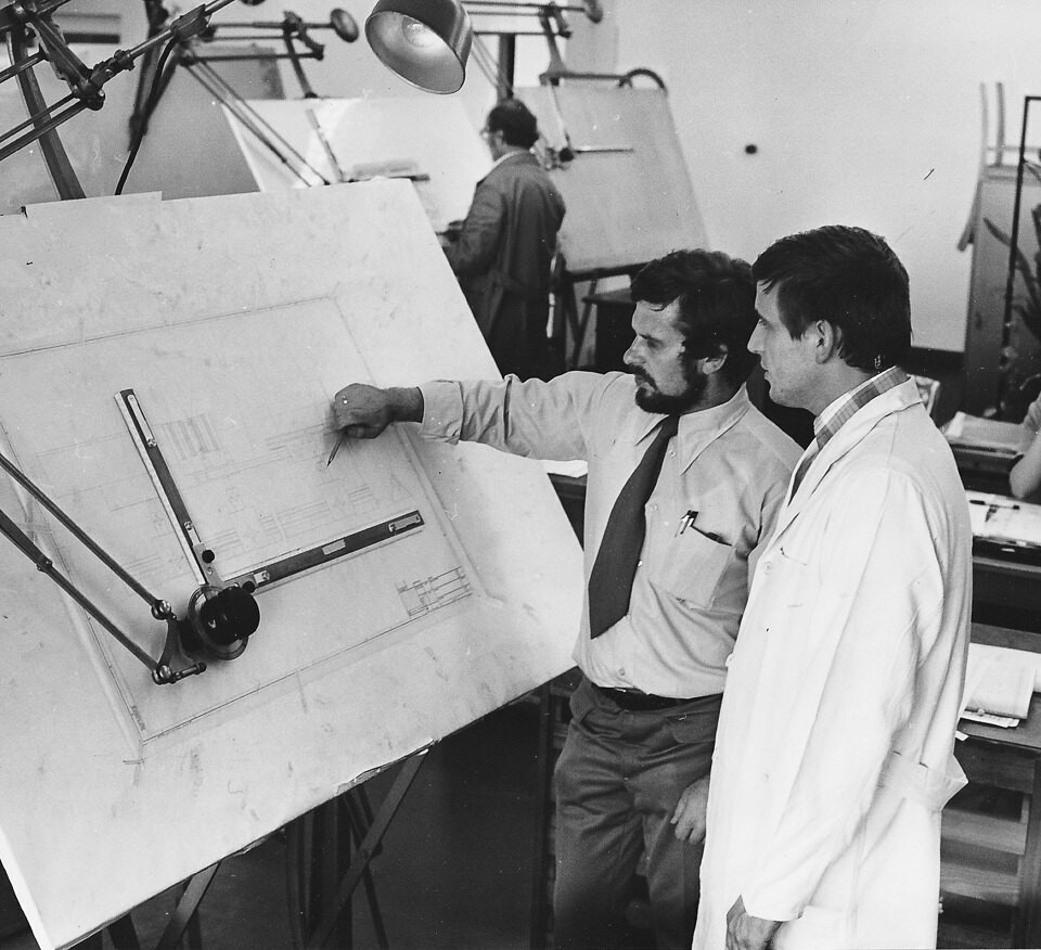 Zwei Mitarbeiter im Konstruktionsbüro, 1970er Jahre, SW-Foto © Kurt Schwarz (Kurt Schwarz CC BY-NC-SA)