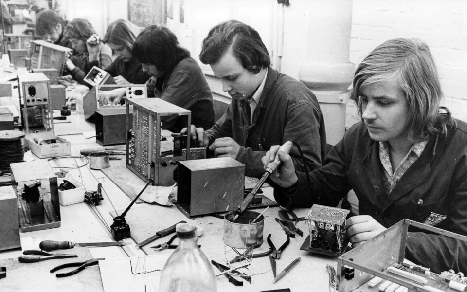 Lehrlinge beim Zusammenbau von Einschüben, 1970er Jahre, SW-Foto © Kurt Schwarz (Kurt Schwarz CC BY-NC-SA)