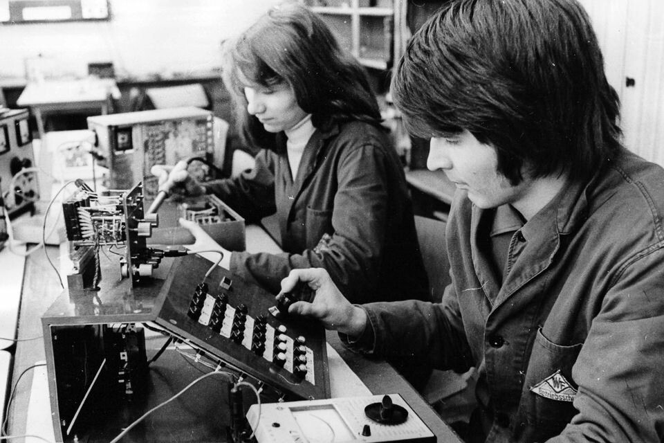 Lehrlinge bei der Montage von Einschüben, 1970er Jahre, SW-Foto © Kurt Schwarz (Kurt Schwarz CC BY-NC-SA)