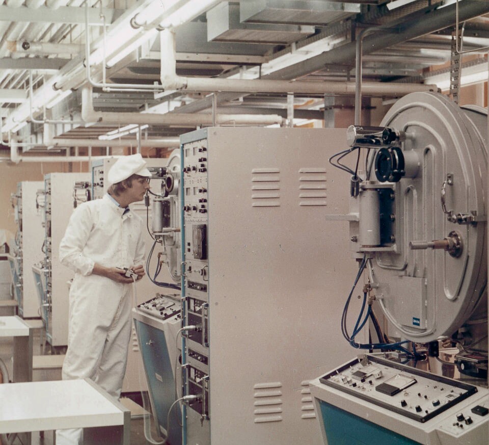 Mann bei der Fernsteuerung eines Automaten in der Diodenproduktion im WF, Foto © Kurt Schwarz, Ende 1980er Jahre. (Kurt Schwarz CC BY-NC-SA)