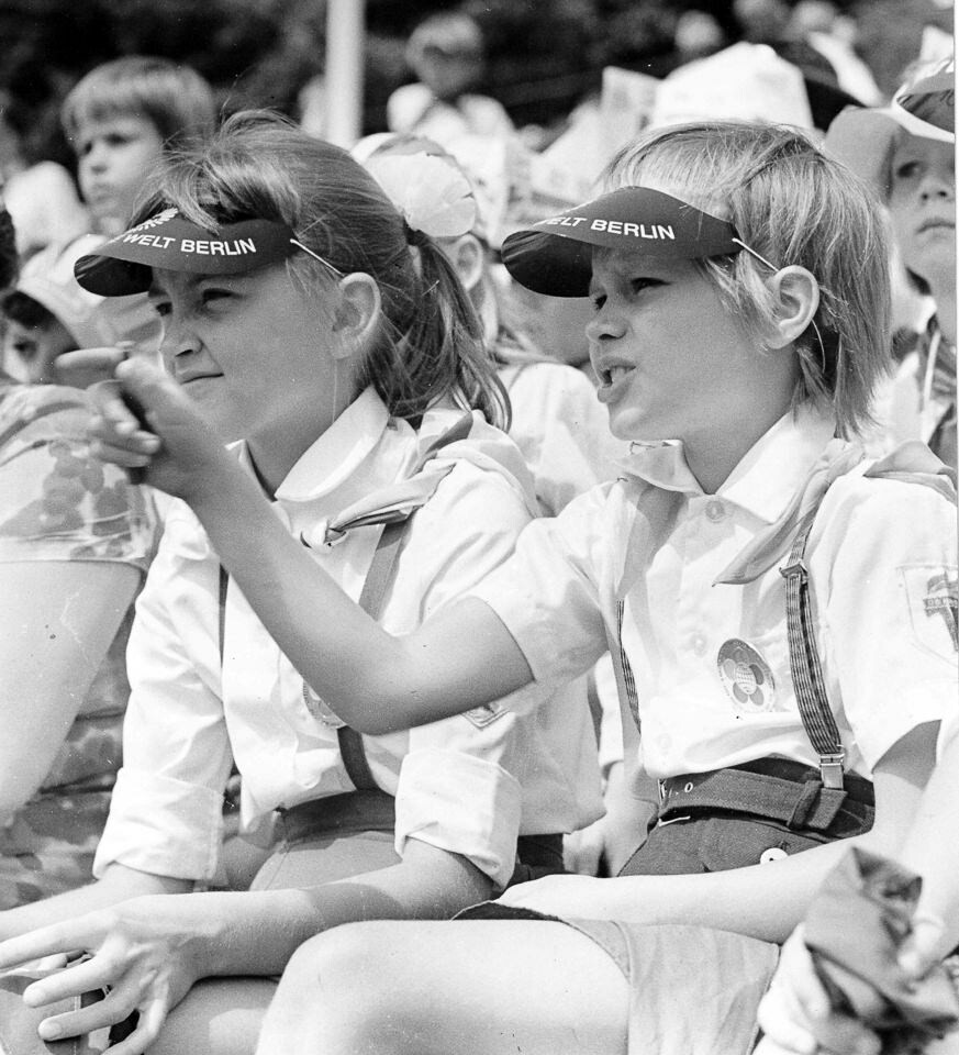 Zwei junge Pioniere auf einer Zuschauertribüne, Sommer 1973, SW-Foto © Kurt Schwarz (Kurt Schwarz CC BY-NC-SA)