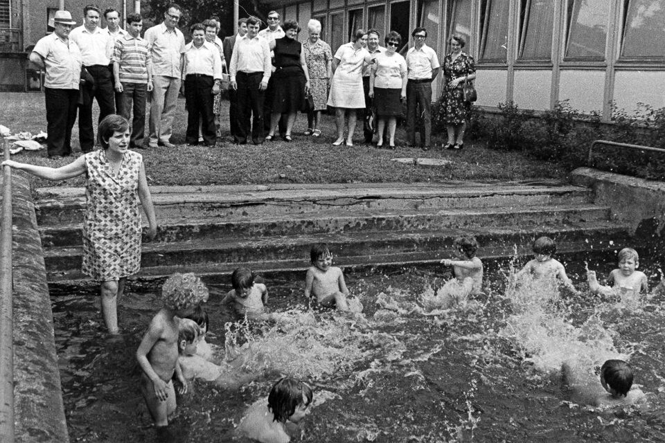 Kinder im Planschbecken, Juni 1977, SW-Foto © Kurt Schwarz (Kurt Schwarz CC BY-NC-SA)