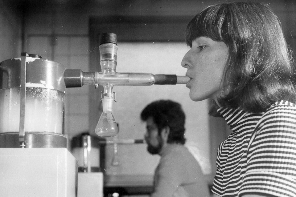 Patienten bei einer Therapie in der Poliklinik des WF, um 1978, SW-Foto © Kurt Schwarz (Kurt Schwarz CC BY-NC-SA)