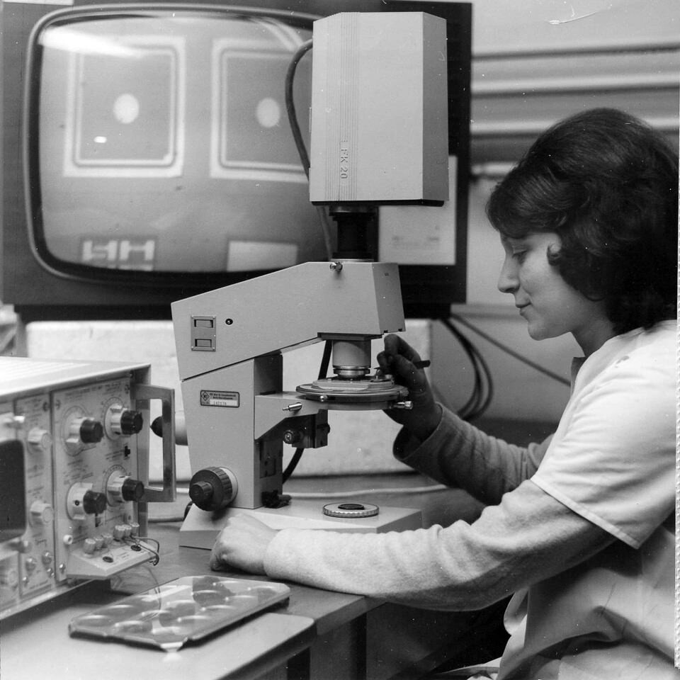Mitarbeiterin im Werkteil Diode an ihrem Arbeitsplatz, 1970er Jahre, SW-Foto © Kurt Schwarz (Kurt Schwarz CC BY-NC-SA)