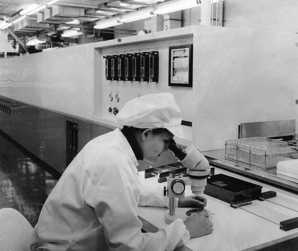 Mitarbeiterin im Schutzkleidung im Werkteil Diode an ihrem Arbeitsplatz, 1970er Jahre, SW-Foto © Kurt Schwarz (Kurt Schwarz CC BY-NC-SA)