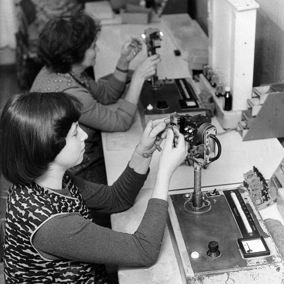 Frauen bei der Feinmontage, 1970er Jahre, SW-Foto © Kurt Schwarz (Kurt Schwarz CC BY-NC-SA)