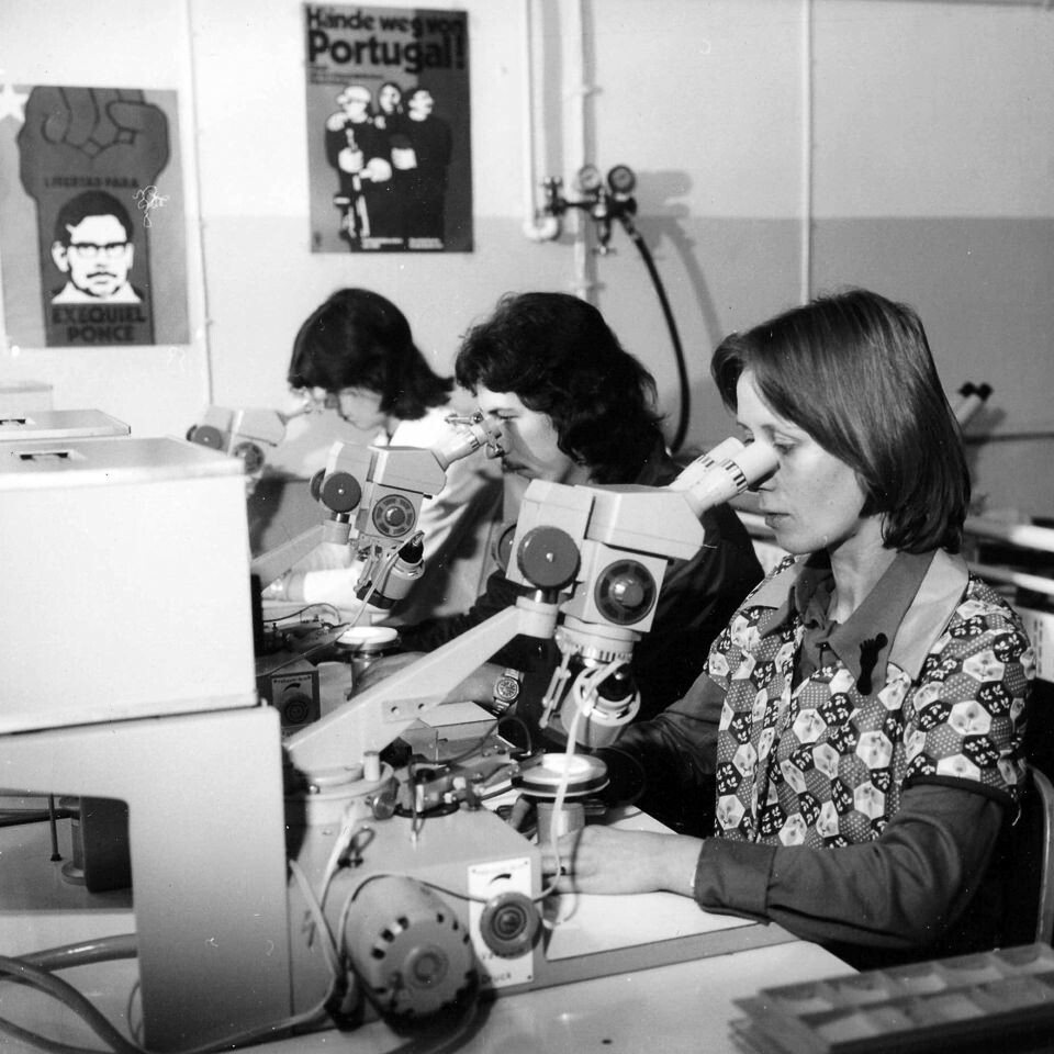 Drei Frauen bei der Produktion von FSA-Elementen, 1975, SW-Foto © Kurt Schwarz (Kurt Schwarz CC BY-NC-SA)