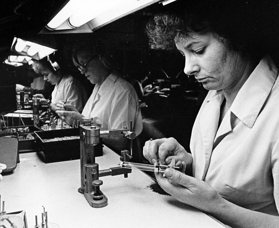 Arbeiterinnen bei der Feinmontage von Röhrensystemen, SW-Foto © Kurt Schwarz, 1970er Jahre (Kurt Schwarz CC BY-NC-SA)