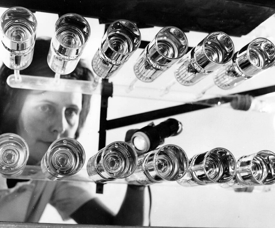 Frau bei der Kontrolle der Vakuumpumpe in der Abteilung Fotoelektronik im WF , Foto © Kurt Schwarz, Anfang 1970er Jahre. (Kurt Schwarz CC BY-NC-SA)