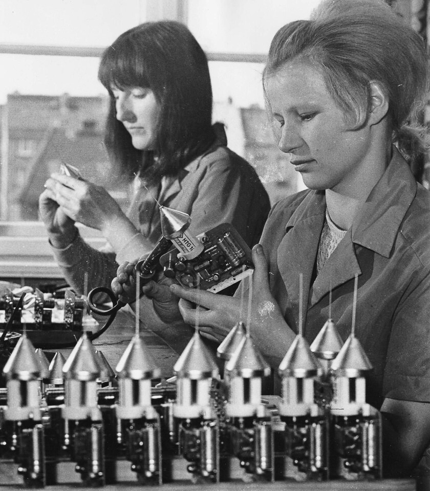 Zwei Arbeiterinnen bei der Montage von Wettersonden, 1970er Jahre, SW-Foto © Kurt Schwarz (Kurt Schwarz CC BY-NC-SA)