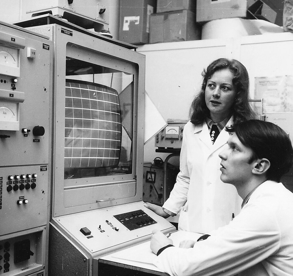 Zwei Mitarbeiter an einem Messplatz für Bildschirme, 1970er Jahre, SW-Foto © Kurt Schwarz (Kurt Schwarz CC BY-NC-SA)