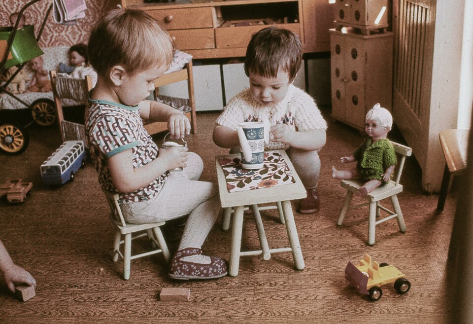 Zwei Kleinkinder spielen im WF Kindergarten an einem Kindertisch, Farbfoto © Kurt Schwarz, 1980er Jahre (Kurt Schwarz CC BY-NC-SA)