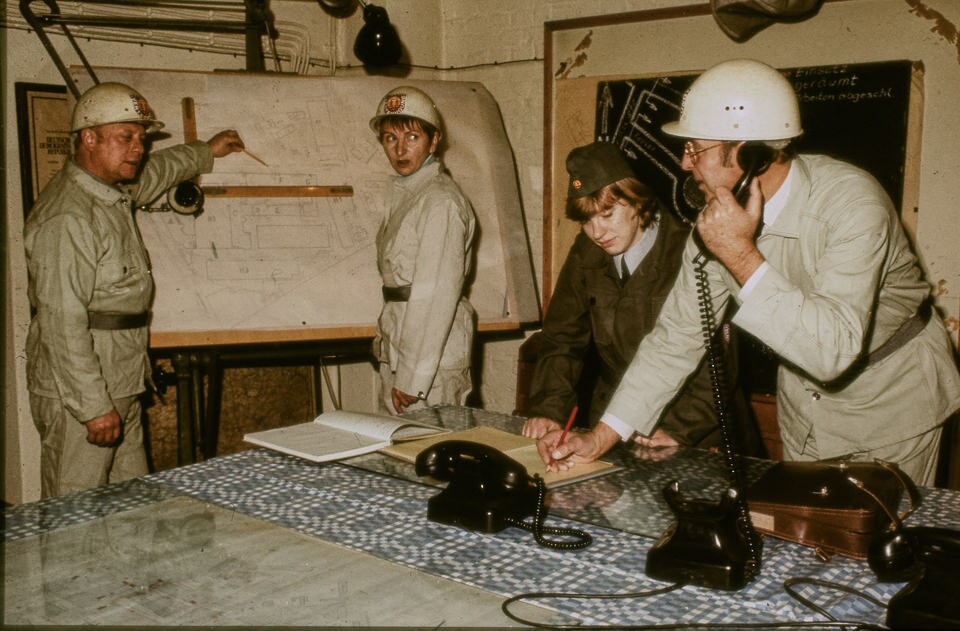 Einsatzbesprechung des Zivilschutzes im WF, Farbfoto © Kurt Schwarz, 1980er Jahre (Kurt Schwarz CC BY-NC-SA)