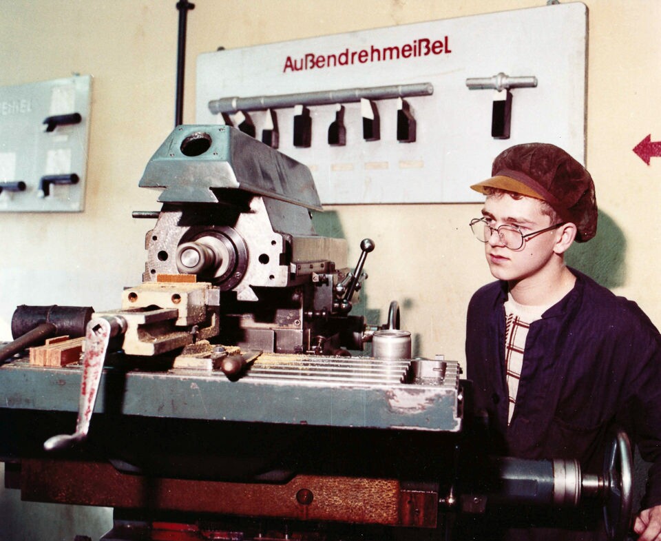 Junger Auszubildender in der WF Betriebsschule an einer Drehbank, Farbfoto © Kurt Schwarz, 1980er Jahre (Kurt Schwarz CC BY-NC-SA)