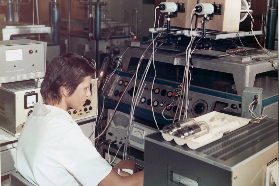 Mitarbeiterin bei der Qualitätskontrolle von Elektronenröhren im WF, Farbfoto © Kurt Schwarz, 1980er Jahre (Kurt Schwarz CC BY-NC-SA)