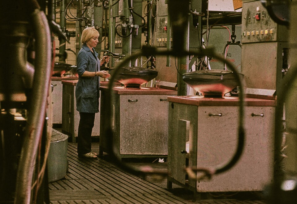 Mitarbeiterin im Farbbildröhrenwerk des WF, Farbfoto © Kurt Schwarz, 1980er Jahre (Kurt Schwarz CC BY-NC-SA)