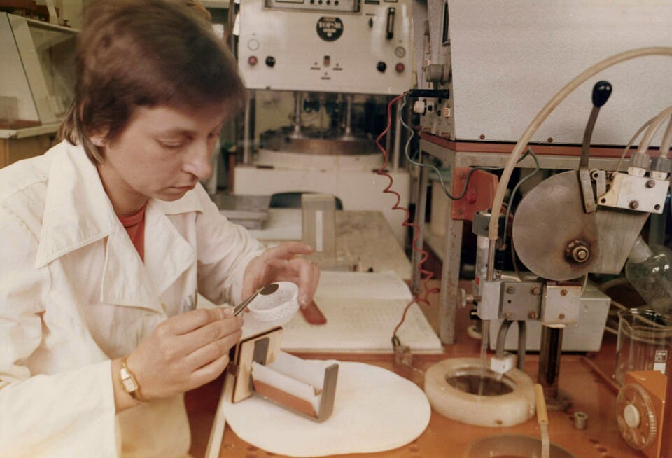 Mitarbeiterin bei der Arbeit in der WF Diodenproduktion, Farbfoto © Kurt Schwarz, 1980er Jahre (Kurt Schwarz CC BY-NC-SA)