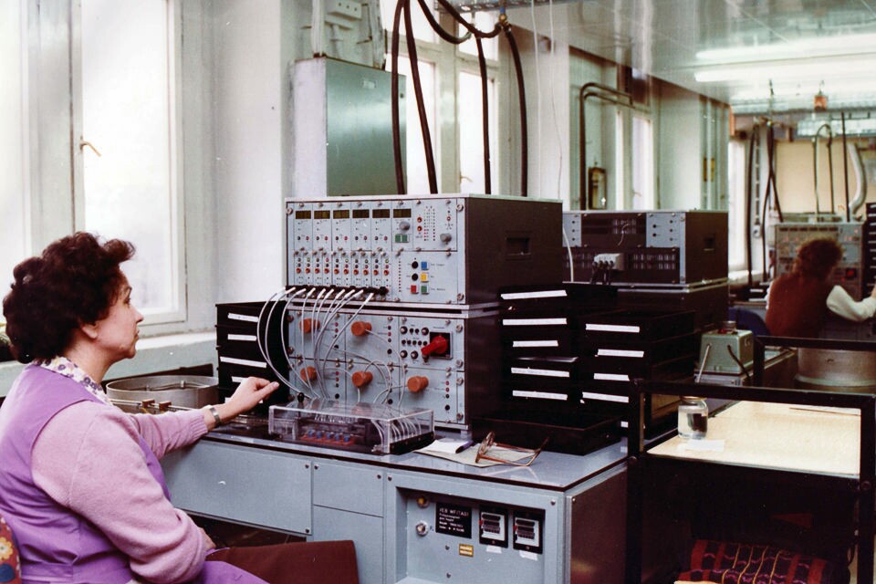 Mitarbeiterin bei der Arbeit an einem programmierbaren Prüfautomaten, Farbfoto © Kurt Schwarz, 1980er Jahre (Kurt Schwarz CC BY-NC-SA)