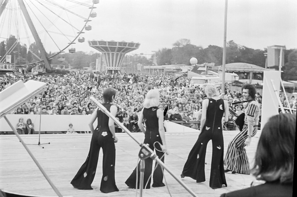 Popmusikgruppe auf Volksfest am Alexanderplatz, Mai 1975. SW-Foto © Kurt Schwarz. (Kurt Schwarz CC BY-NC-SA)