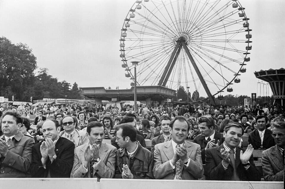 Zuschauer bei Darbietung im Freizeitpark Plänterwald, 1974. SW-Foto © Kurt Schwarz. (Kurt Schwarz CC BY-NC-SA)