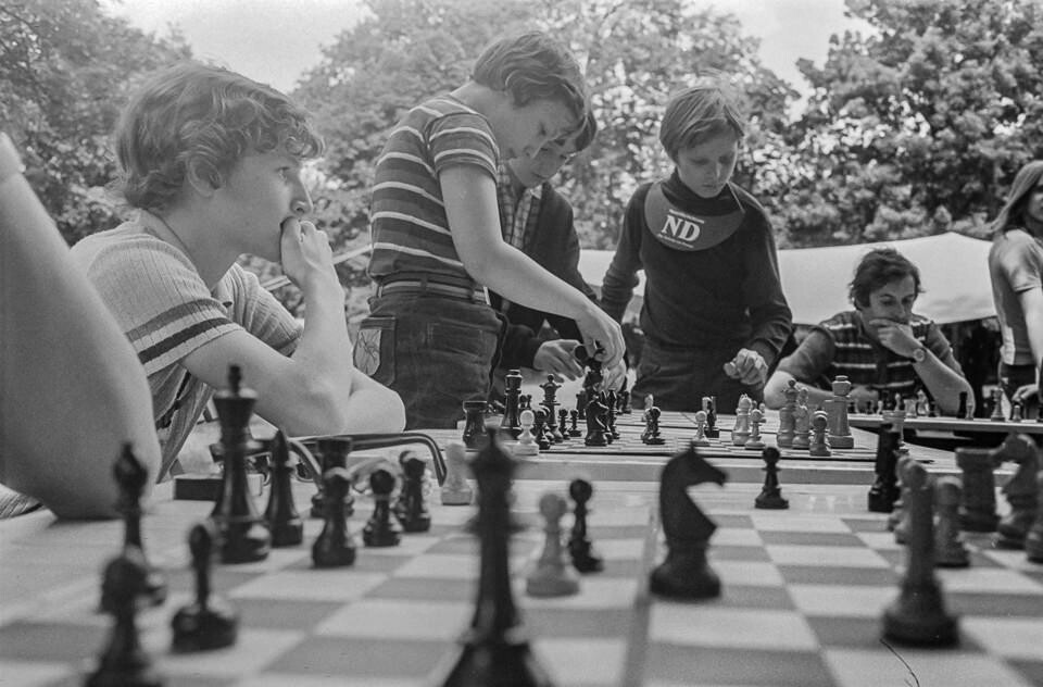 Schachspielende Kinder im Freizeitpark Plänterwald, 1974 SW-Foto © Kurt Schwarz. (Kurt Schwarz CC BY-NC-SA)
