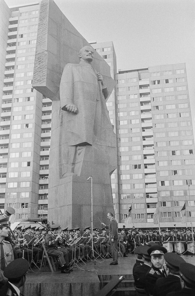 Militärkapelle vor Lenindenkmal am Lenin-Platz, 1974. SW-Foto © Kurt Schwarz. (Kurt Schwarz CC BY-NC-SA)