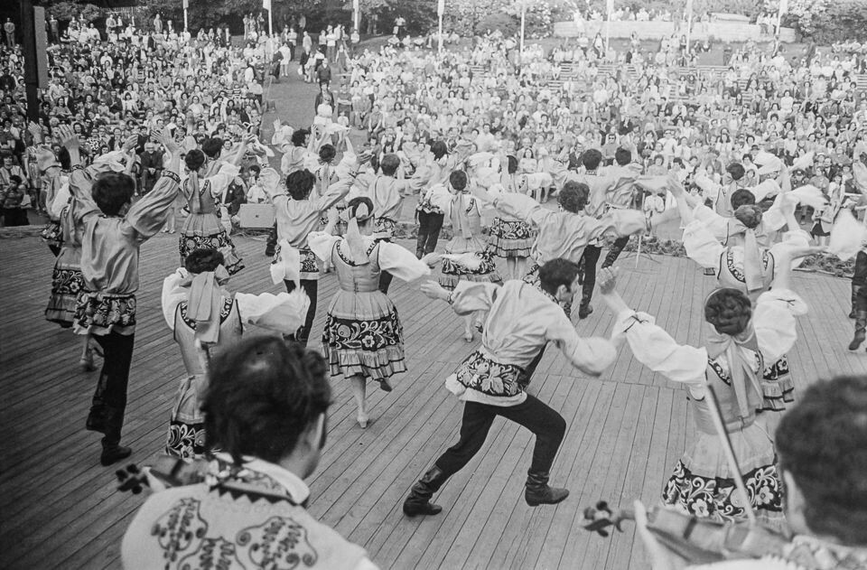 Darbietung einer Russ. Folkloregruppe in Friedrichshain, 1974. SW-Foto © Kurt Schwarz. (Kurt Schwarz CC BY-NC-SA)