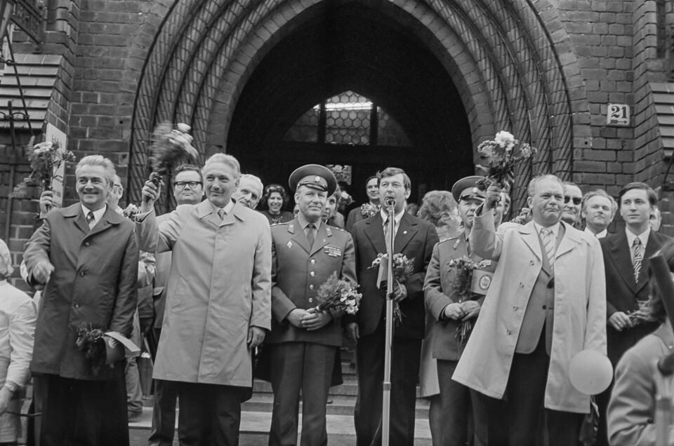 (Partei)-Prominenz vor Portal des Köpenicker Rathauses, 1974. SW-Foto © Kurt Schwarz. (Kurt Schwarz CC BY-NC-SA)