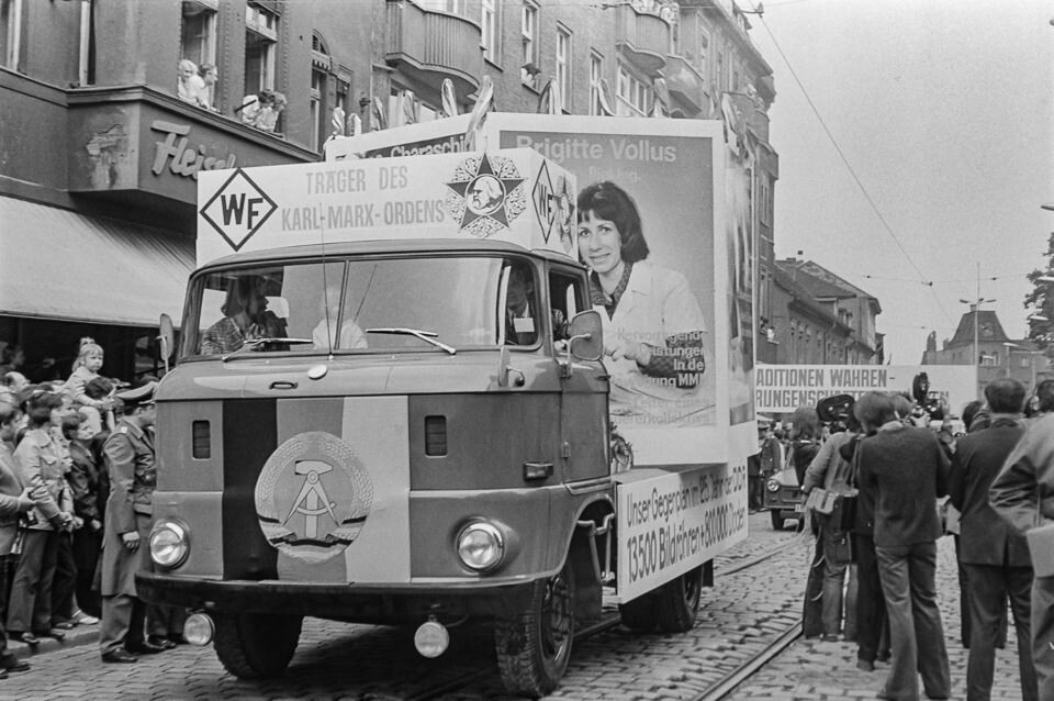 Umzugswagen "WF" auf Festumzug in Köpenick 1974. SW-Foto © Kurt Schwarz. (Kurt Schwarz CC BY-NC-SA)