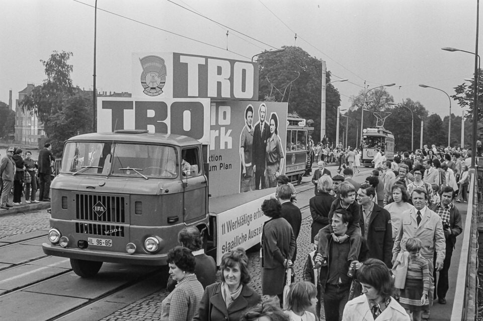 Umzugswagen "TRO" auf Festumzug in Köpenick 1974 SW-Foto © Kurt Schwarz. (Kurt Schwarz CC BY-NC-SA)