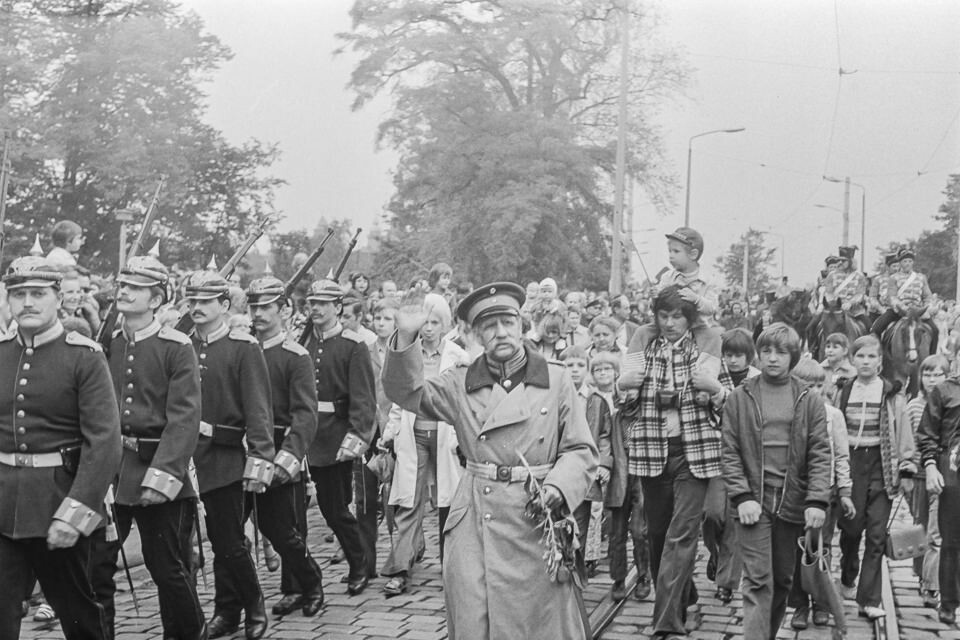 Hauptmann von Köpenick' bei Festumzug in Köpenick, 1974. SW-Foto © Kurt Schwarz. (Kurt Schwarz CC BY-NC-SA)