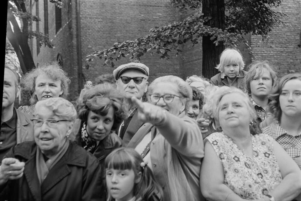Zuschauer bei Festumzug in Köpenick, 1974. SW-Foto © Kurt Schwarz. (Kurt Schwarz CC BY-NC-SA)