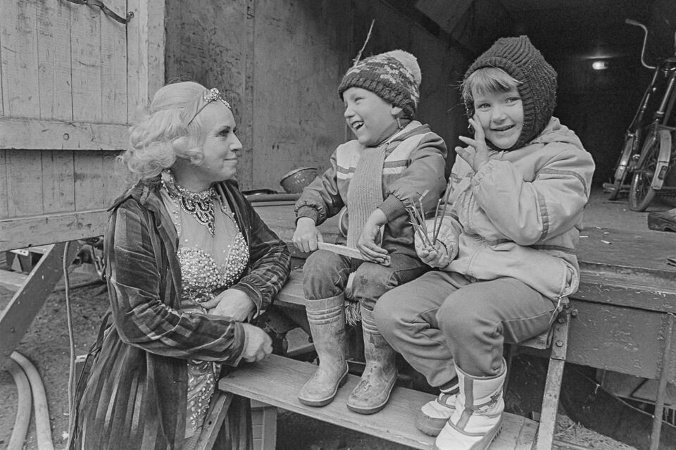 Dompteurin Ursula Böttcher mit 2 Kindern 1975. SW-Foto © Kurt Schwarz. (Kurt Schwarz CC BY-NC-SA)