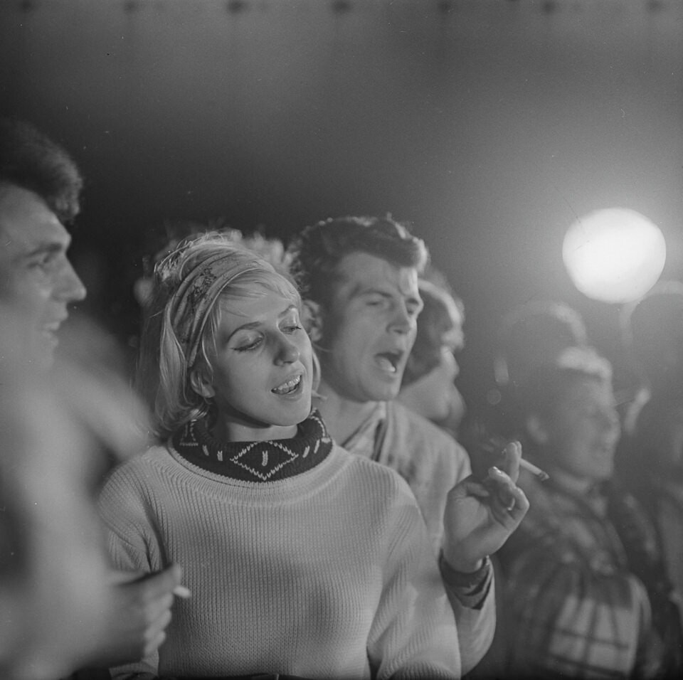 Jugendliche bei einer abendlichen Veranstaltung, 1970er Jahre SW-Foto © Kurt Schwarz. (Kurt Schwarz CC BY-NC-SA)