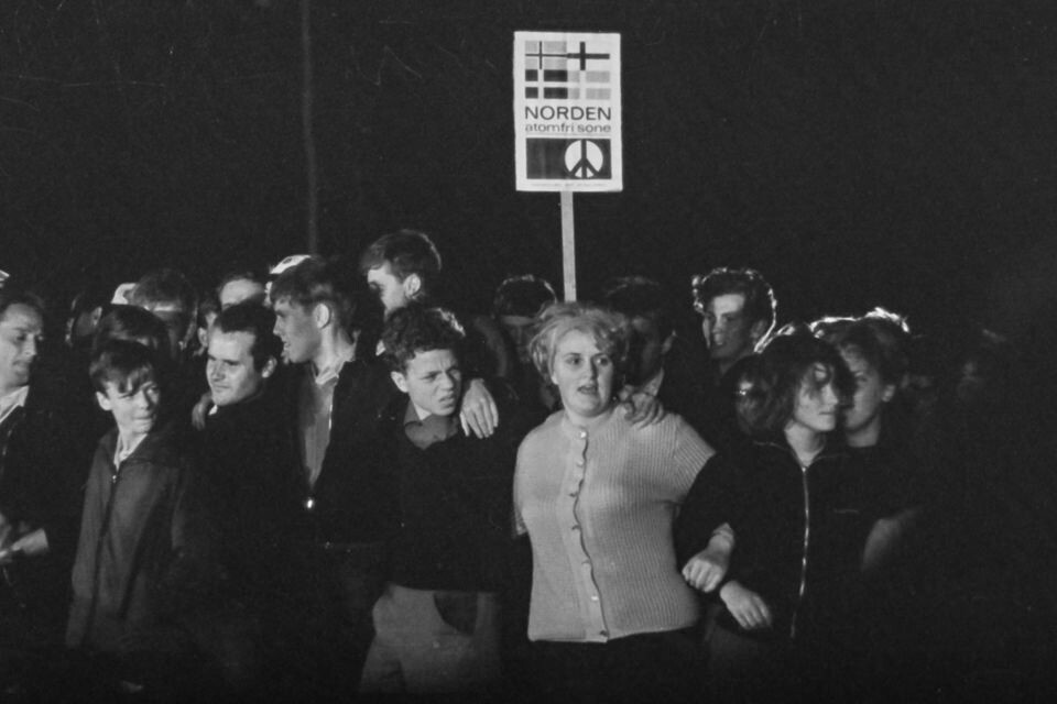 Jugendliche bei einer abendlichen Friedensdemonstration im Rahmen der "Ostseewoche", 1970er Jahre SW-Foto © Kurt Schwarz. (Kurt Schwarz CC BY-NC-SA)