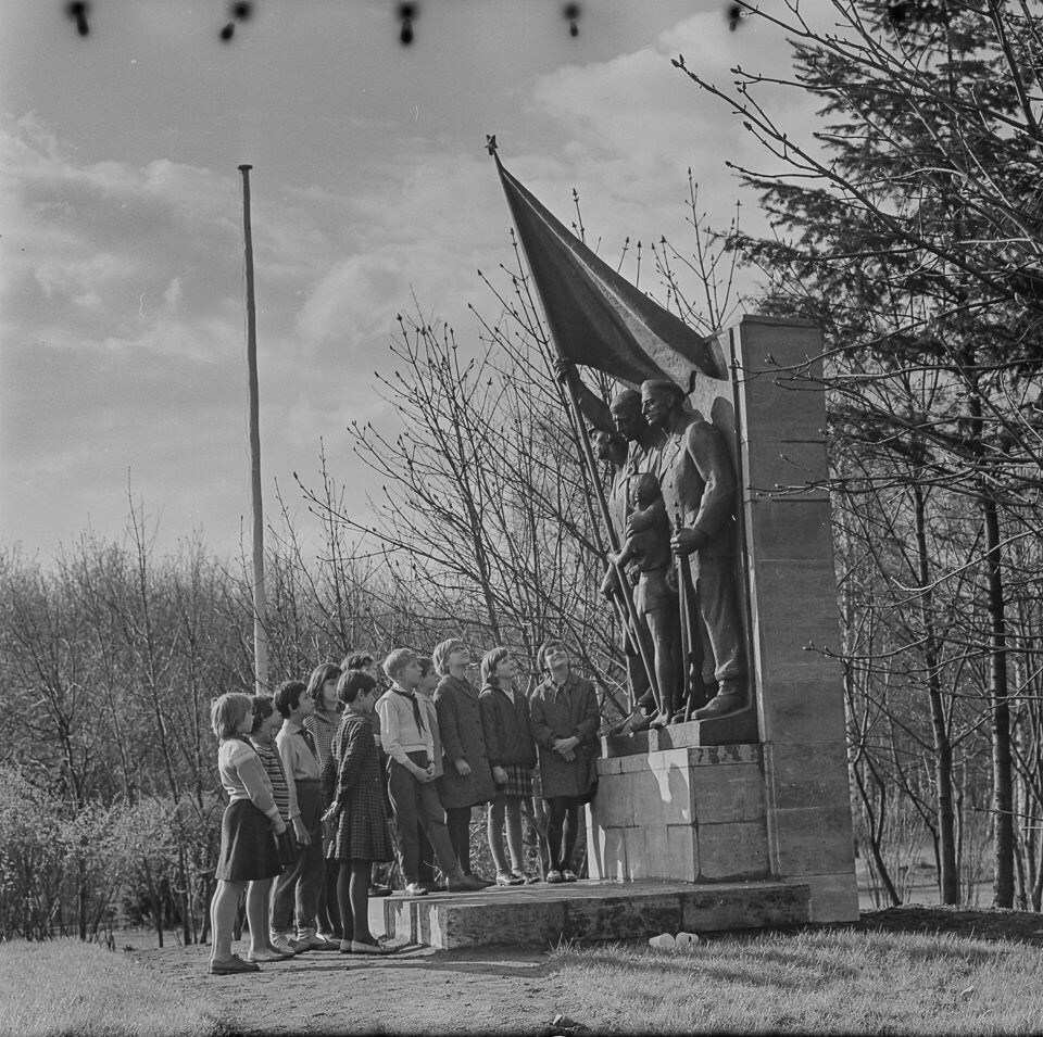 Kinder vor Denkmal im Pionierpark, 1970er Jahre. SW-Foto © Kurt Schwarz. (Kurt Schwarz CC BY-NC-SA)