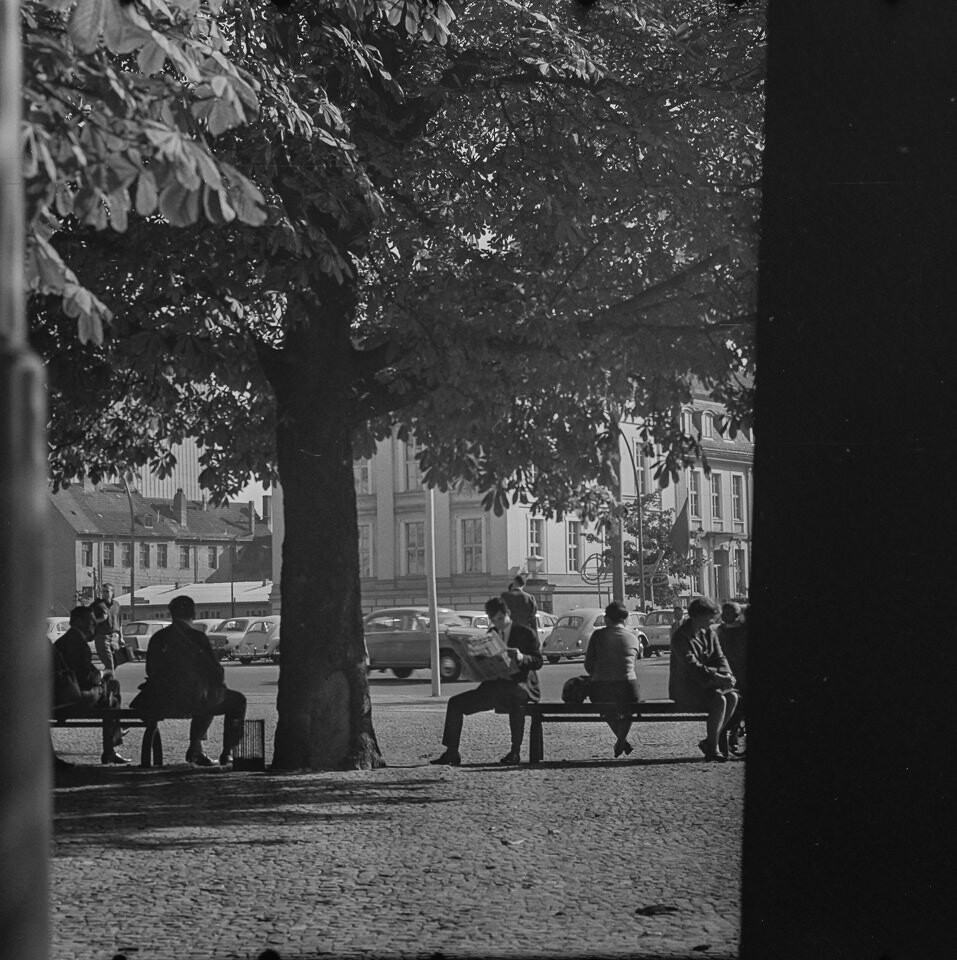 Passanten auf Bänken an der Neuen Wache, 1968. SW-Foto © Kurt Schwarz. (Kurt Schwarz CC BY-NC-SA)