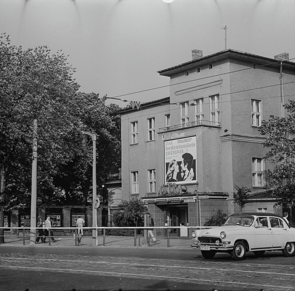 Fassade des Kinos 'Astra' in Berlin-Treptow, 1974 SW-Foto © Kurt Schwarz. (Kurt Schwarz CC BY-NC-SA)
