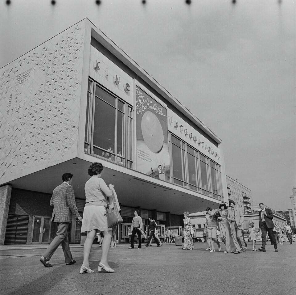 Passanten vor 'Kino International' an der Karl-Marx-Allee, 1974. SW-Foto © Kurt Schwarz. (Kurt Schwarz CC BY-NC-SA)