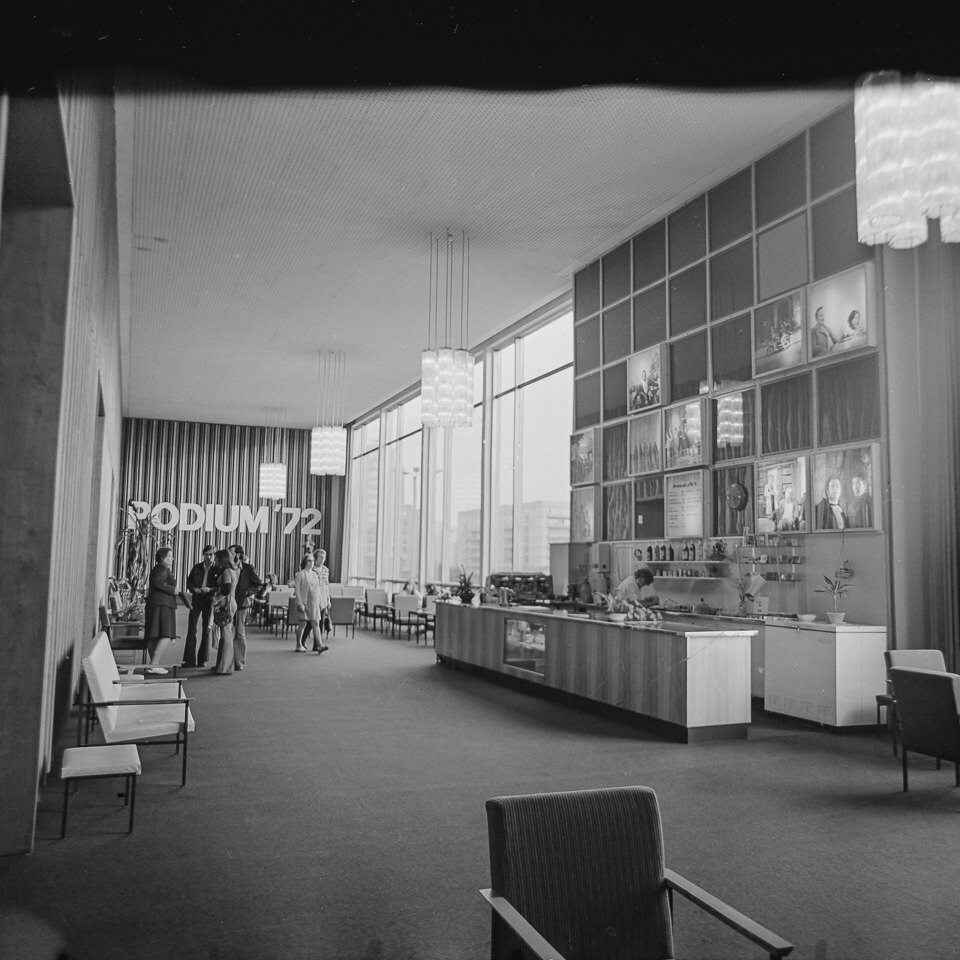 Panoramabar im 'Kino International' an der Karl-Marx-Allee, 1974. SW-Foto © Kurt Schwarz. (Kurt Schwarz CC BY-NC-SA)