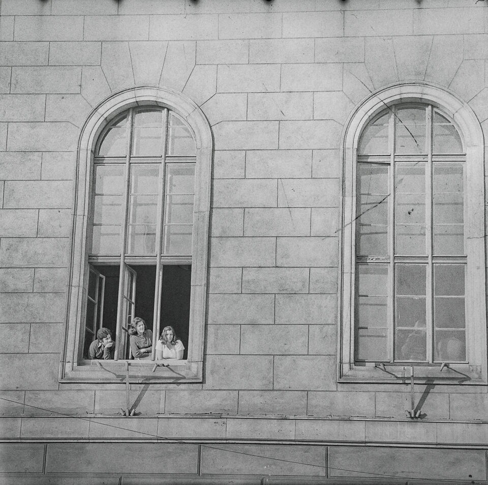 Drei Studenten aus einem Fenster der Humboldt-Universität schauend, 1968. SW-Foto © Kurt Schwarz. (Kurt Schwarz CC BY-NC-SA)