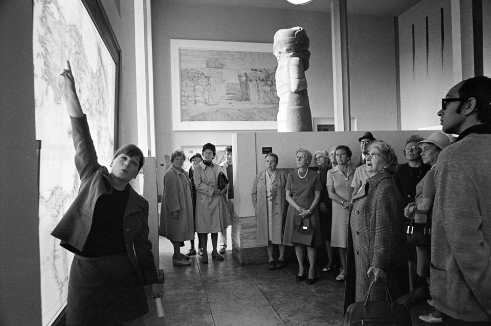 Führerin mit Besuchergruppe im Pergamon-Museum, 1970. SW-Foto © Kurt Schwarz. (Kurt Schwarz CC BY-NC-SA)
