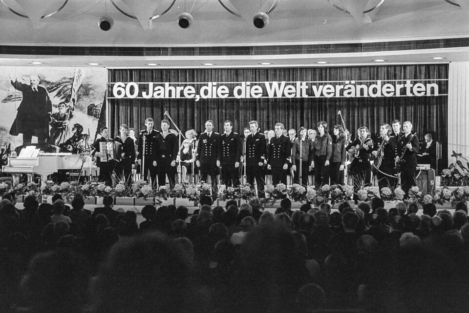 Chorauftritt, 1973. SW-Foto © Kurt Schwarz. (Kurt Schwarz CC BY-NC-SA)