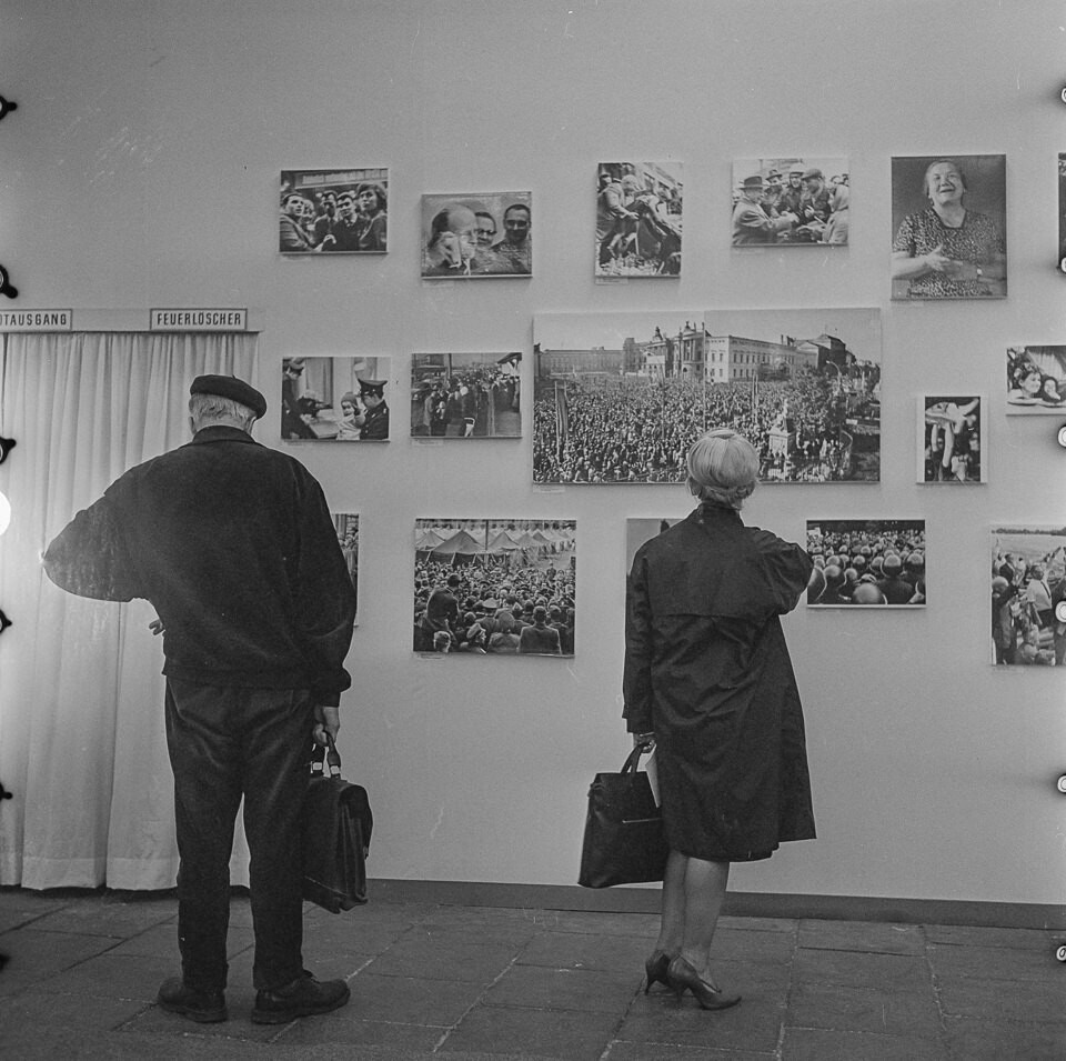 Besucher einer Fotoausstellung, 1970er Jahre, Bild 1. SW-Foto © Kurt Schwarz. (Kurt Schwarz CC BY-NC-SA)
