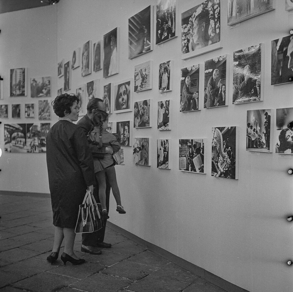 Besucher einer Fotoausstellung, 1970er Jahre, Bild 2. SW-Foto © Kurt Schwarz. (Kurt Schwarz CC BY-NC-SA)